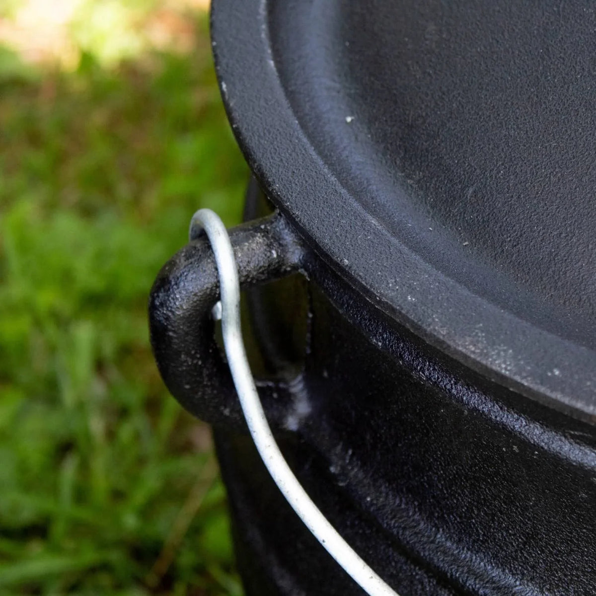 Campfire Cooking Kettle - Cast Iron je Dutch Oven With 3 Legs And Lid, 16 Inch, 9 Gallon